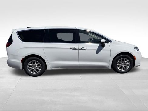 Used 2023 Chrysler Pacifica Touring-L FWD image 27