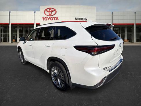 Used 2024 Toyota Highlander Platinum image 6