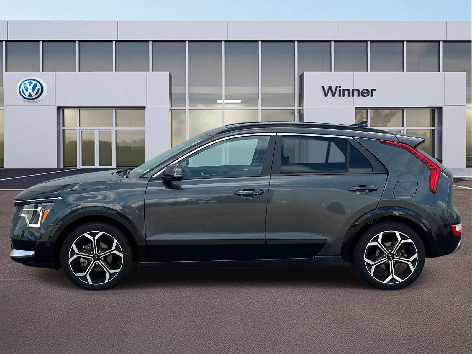 Used 2024 Kia Niro EX Touring FWD image 2