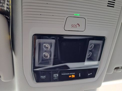 Used 2025 Volkswagen Tiguan SE FWD image 17
