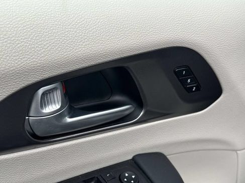 Used 2024 Chrysler Pacifica Touring-L FWD image 11