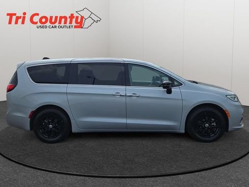 Used 2024 Chrysler Pacifica Touring-L FWD image 6