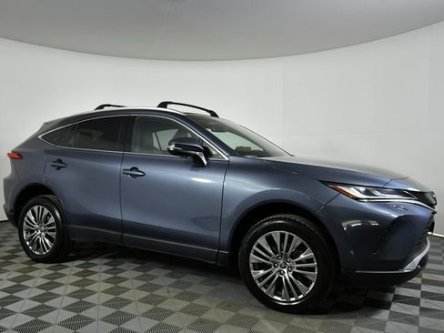 Used 2023 Toyota Venza XLE image 9