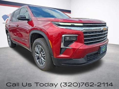 Used 2025 Chevrolet Traverse LT w/ Driver Confidence Package AWD/4WD image 3