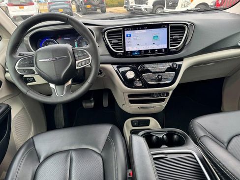 Used 2024 Chrysler Pacifica Touring-L FWD image 12