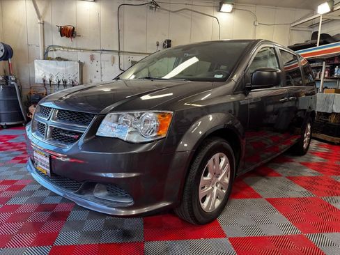 Used 2018 Dodge Grand Caravan SE w/ UConnect Hands-Free Group FWD image 3