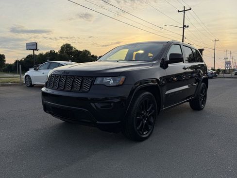 Used 2018 Jeep Grand Cherokee Altitude RWD image 3