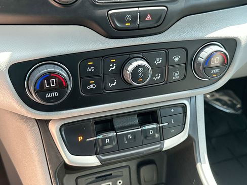 Used 2023 GMC Terrain SLT image 18