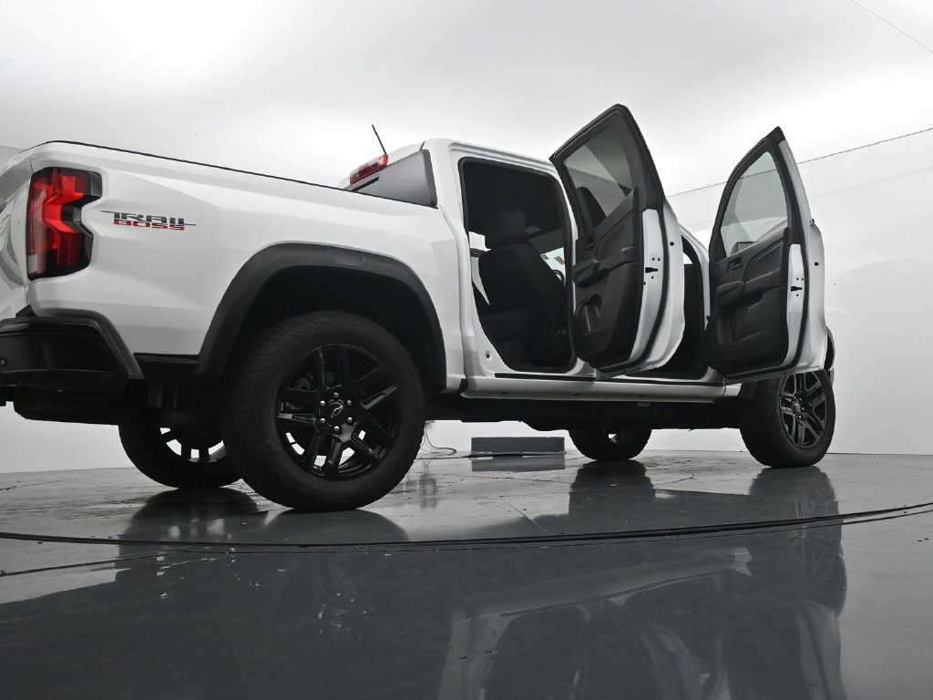 Used 2024 Chevrolet Colorado Trail Boss w/ Technology Package AWD/4WD image 43