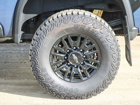 Used 2024 Chevrolet Silverado 2500 ZR2 w/ Technology Package image 10