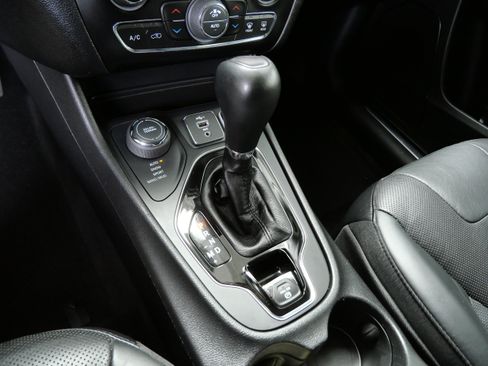 Used 2019 Jeep Cherokee Limited AWD/4WD image 20
