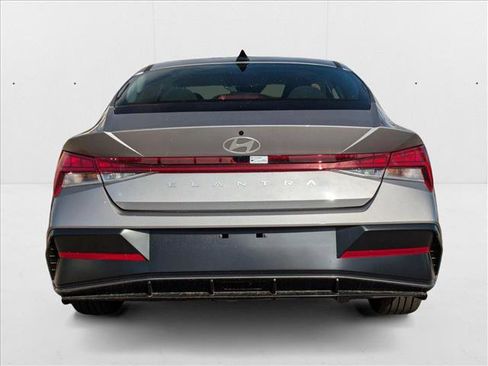 New 2025 Hyundai Elantra SEL image 8