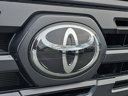 Used 2018 Toyota Tacoma SR image 29