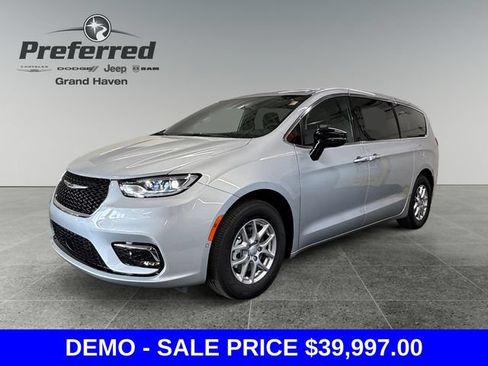 Used 2026 Chrysler Pacifica Select FWD image 2