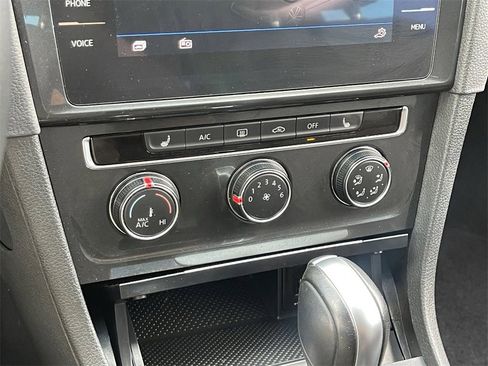 Used 2018 Volkswagen Golf SE image 27