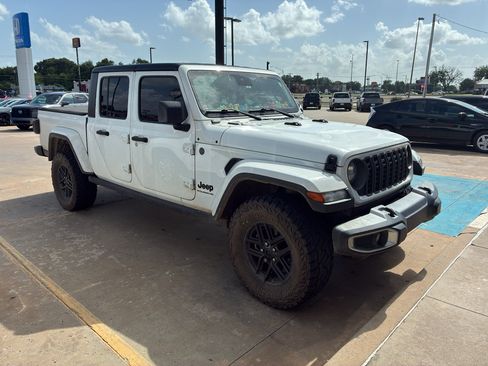 Used 2024 Jeep Gladiator Sport AWD/4WD image 2