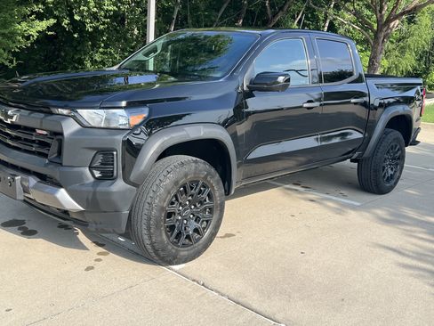 Used 2023 Chevrolet Colorado Trail Boss w/ Technology Package AWD/4WD image 4