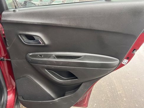 Used 2022 Chevrolet Trax LT w/ LT Convenience Package image 11