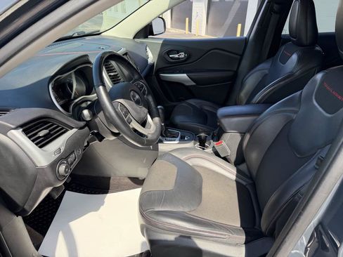 Used 2018 Jeep Cherokee Trailhawk w/ Comfort/Convenience Group AWD/4WD image 10