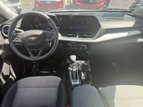 Used 2025 Chevrolet Trax LT FWD image 20