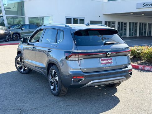 New 2026 Volkswagen Taos SE image 9