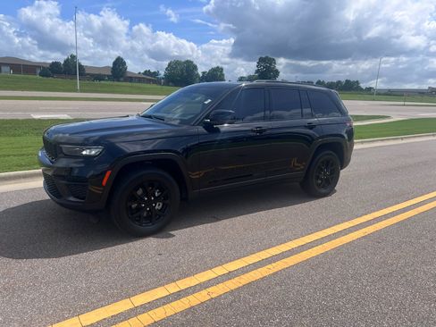 Used 2025 Jeep Grand Cherokee Altitude RWD image 8