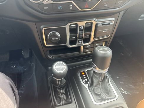 Used 2023 Jeep Wrangler Unlimited Sahara w/ Cold Weather Group AWD/4WD image 19