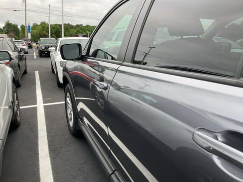 Used 2023 Honda Pilot LX image 10