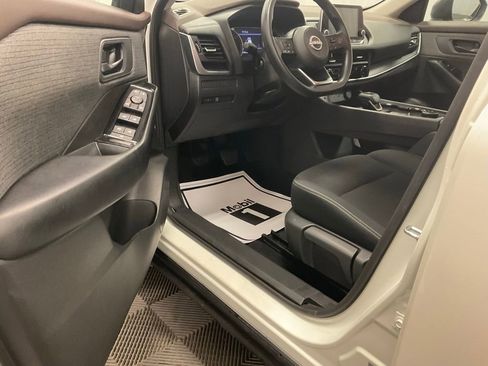 Used 2023 Nissan Rogue S image 4