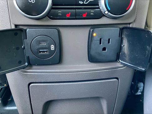 Used 2022 Ford Explorer Platinum w/ Technology Package image 32