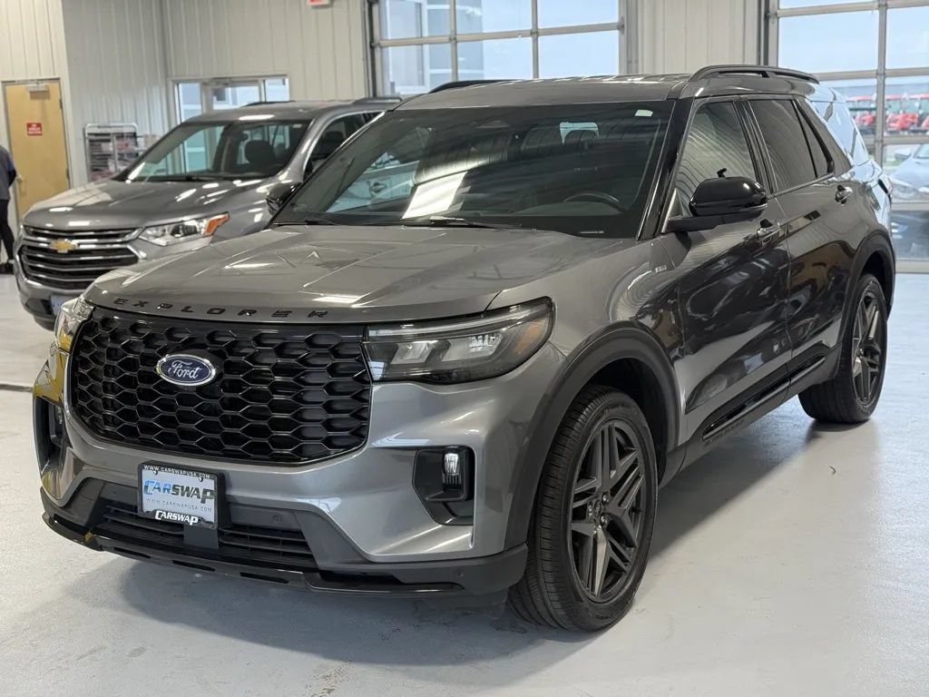 Used 2025 Ford Explorer ST-Line w/ ST-Line Street Pack AWD/4WD image 5
