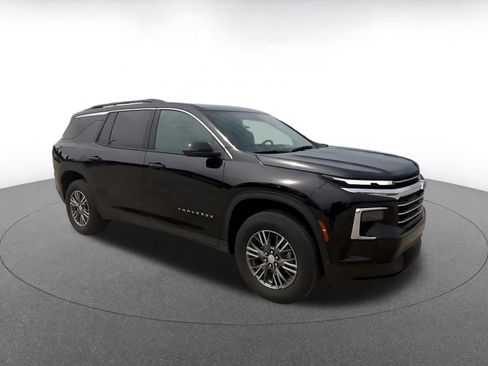 Used 2025 Chevrolet Traverse LT FWD image 2