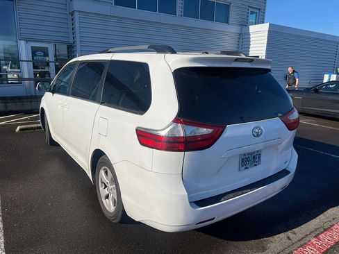 Used 2016 Toyota Sienna LE image 6
