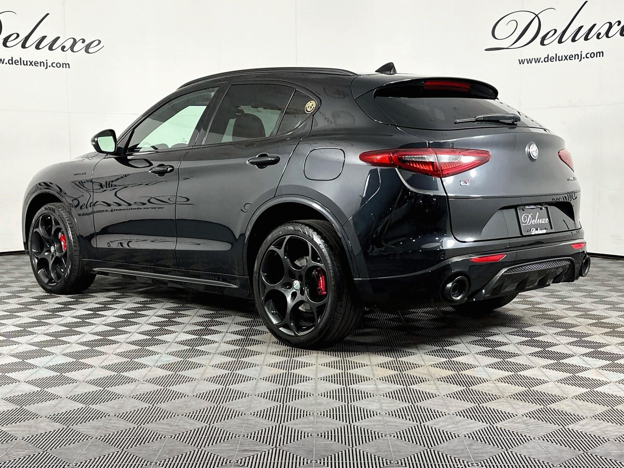 Used 2023 Alfa Romeo Stelvio Veloce AWD/4WD image 4