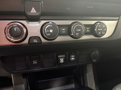 Used 2019 Toyota Tacoma SR5 AWD/4WD image 18