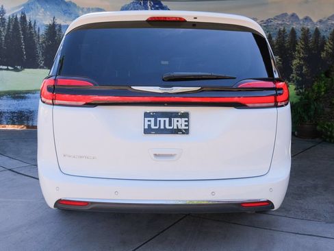 Used 2023 Chrysler Pacifica Touring-L FWD image 5