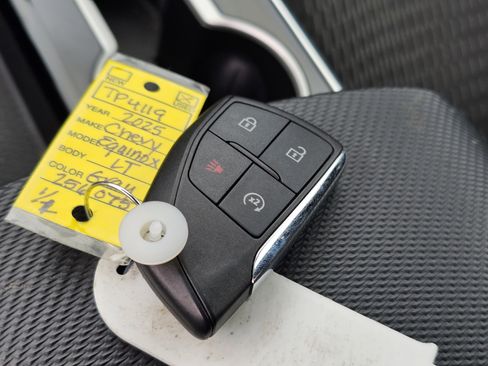 Used 2025 Chevrolet Equinox LT image 30