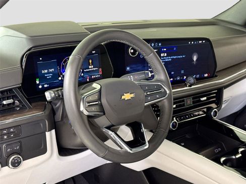 Used 2025 Chevrolet Suburban Premier image 16