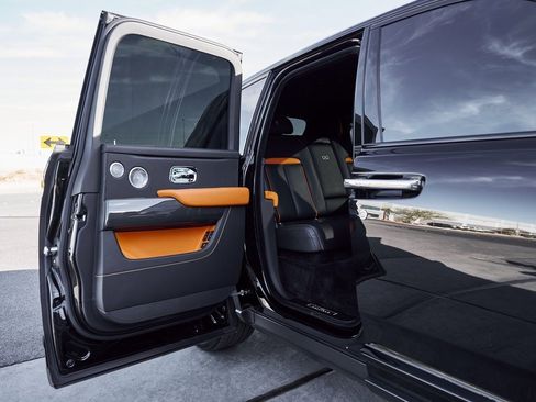 Used 2022 Rolls-Royce Cullinan Black Badge w/ Dark Exterior Package image 25