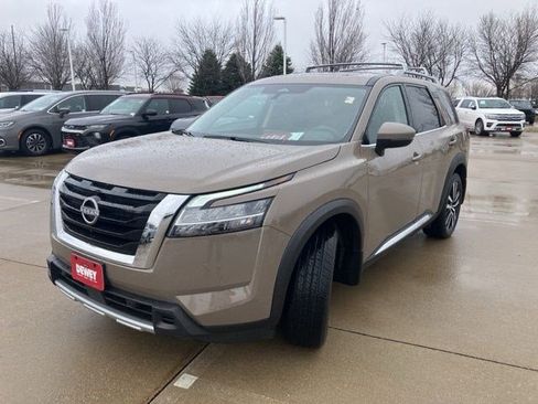 Used 2024 Nissan Pathfinder Platinum w/ Cargo Package AWD/4WD image 3