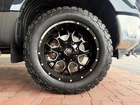 Used 2019 Nissan Titan SV w/ SV Convenience Package image 52