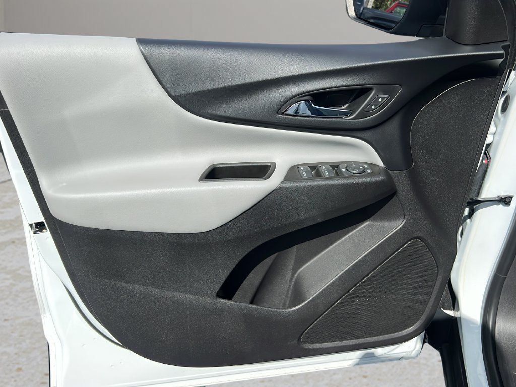 Used 2021 Chevrolet Equinox LS w/ LS Convenience Package FWD image 9