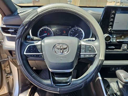 Used 2022 Toyota Highlander XSE FWD image 19