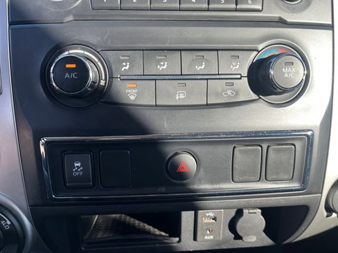 Used 2018 Nissan Titan SV image 28