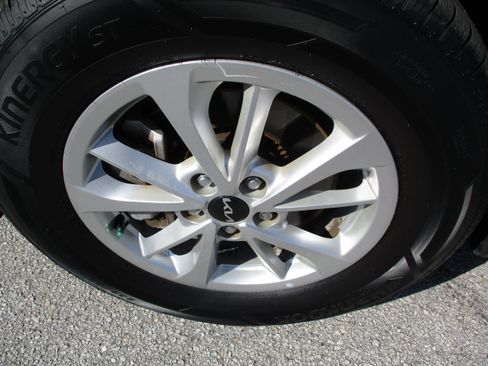 Used 2024 Kia Carnival LX image 9