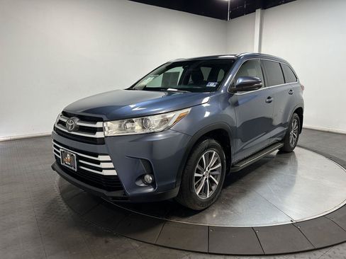 Used 2017 Toyota Highlander XLE AWD/4WD image 1