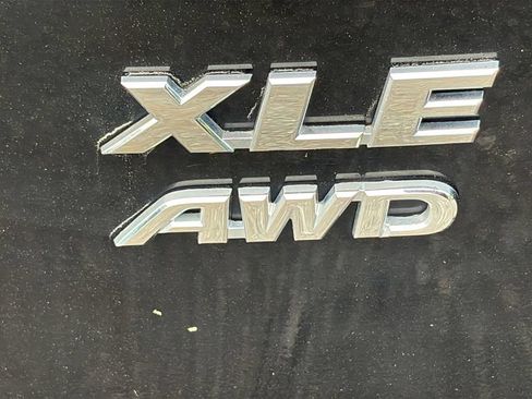 Used 2018 Toyota RAV4 XLE AWD/4WD image 28