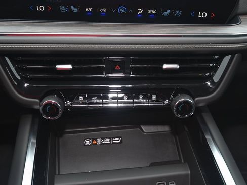 New 2025 Chevrolet Suburban Premier image 17