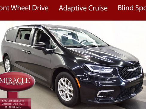 Used 2023 Chrysler Pacifica Touring-L FWD image 1
