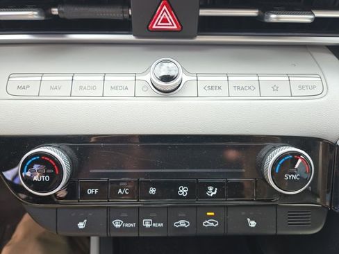 Used 2021 Hyundai Elantra Limited FWD image 11